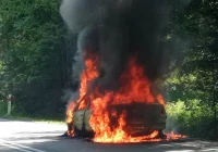 Samochód spłonął na drodze - zdjęcie główne