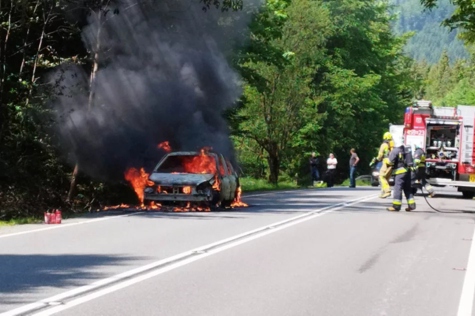 Samochód spłonął na drodze - zdjęcie 3