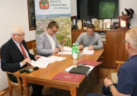 Podpisano umowy na opracowanie dokumentacji budowy chodnika przy ul. Czecha oraz budowy chodnika przy ul. Polnej - zdjęcie główne