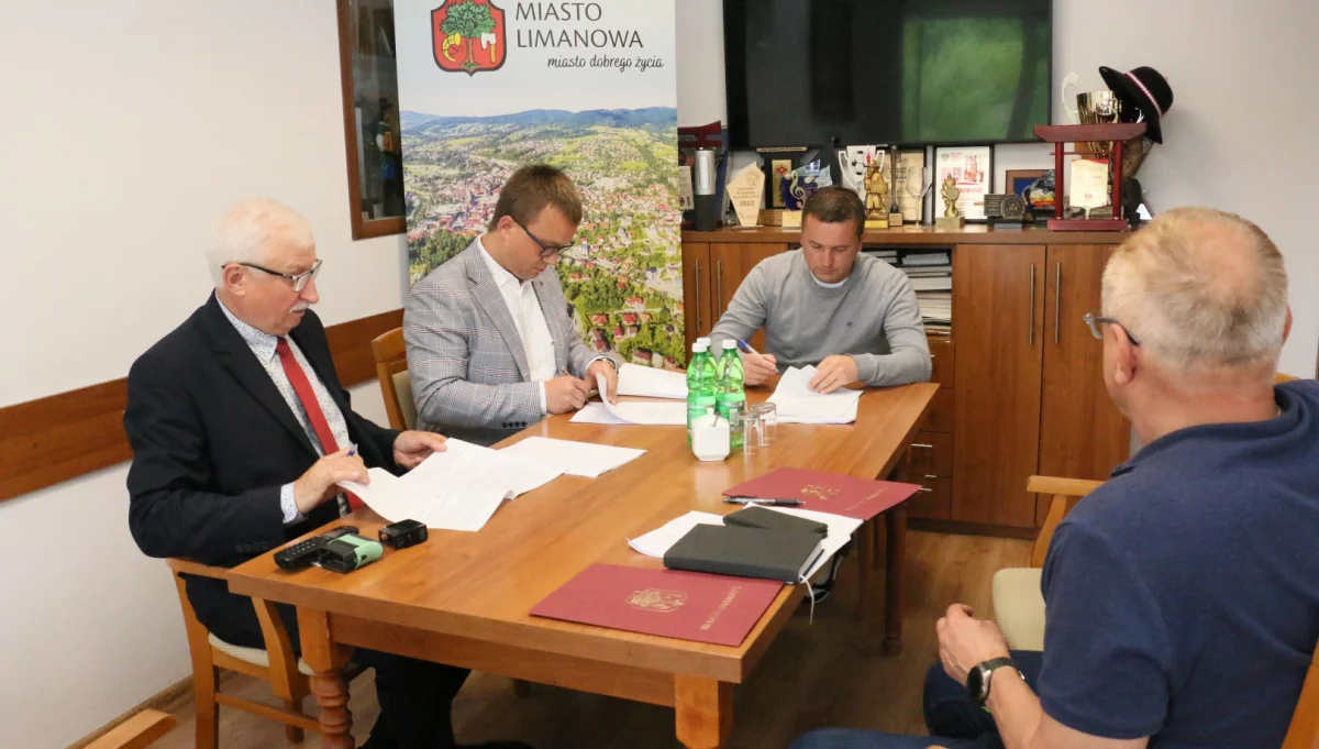 Podpisano umowy na opracowanie dokumentacji budowy chodnika przy ul. Czecha oraz budowy chodnika przy ul. Polnej