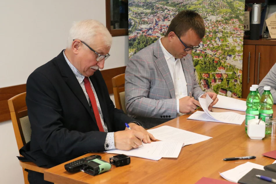 Podpisano umowy na opracowanie dokumentacji budowy chodnika przy ul. Czecha oraz budowy chodnika przy ul. Polnej - zdjęcie 3