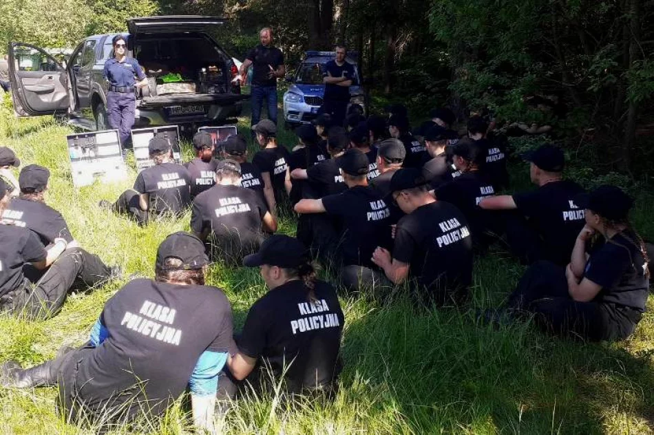 Policjanci szkolili młodzież  - zdjęcie 2