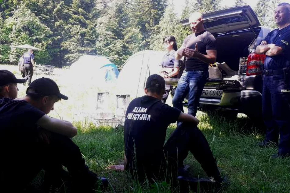 Policjanci szkolili młodzież  - zdjęcie 4