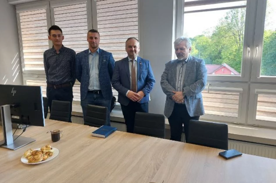 Spotkanie dotyczące przebiegu planowanych do wykonania przez PKP nowych linii kablowych. - zdjęcie 2