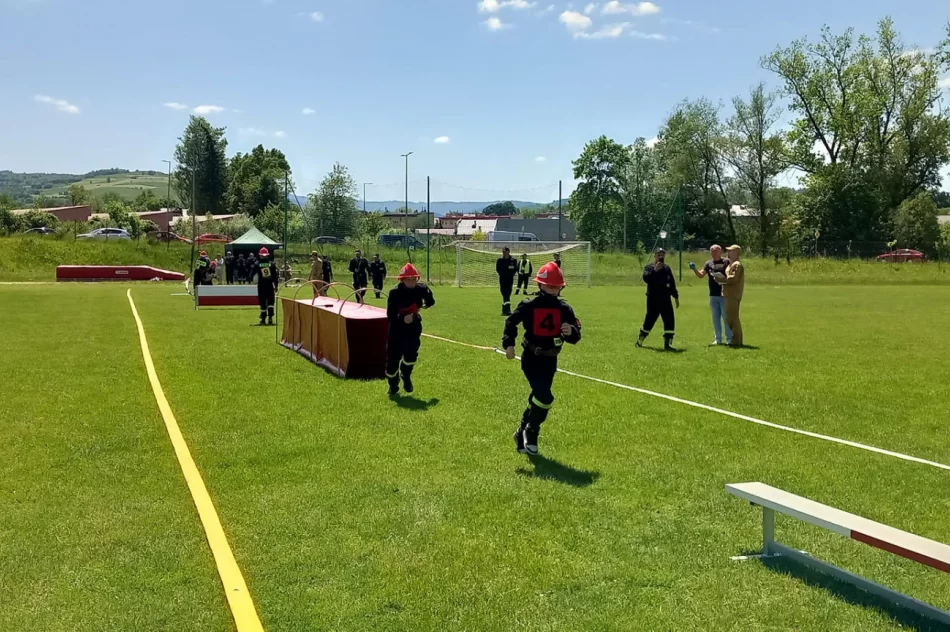 Zmagania młodych strażaków - zdjęcie 12