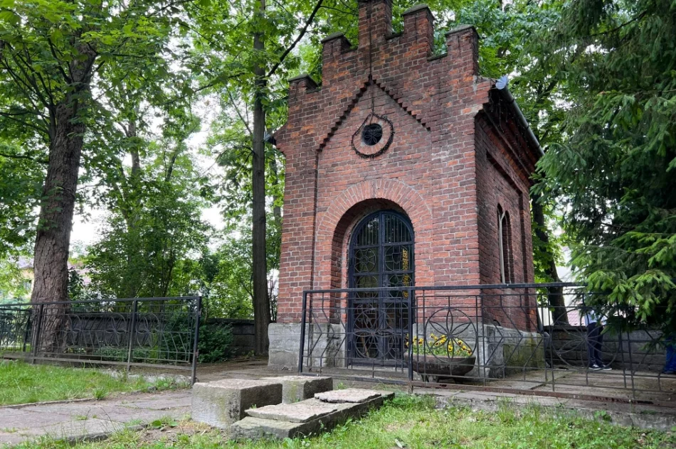 Zabytkowa ławka i rynna uszkodzona. Kamera... atrapą?  - zdjęcie 2