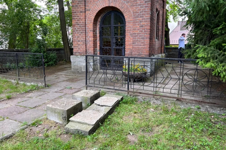 Zabytkowa ławka i rynna uszkodzona. Kamera... atrapą?  - zdjęcie 3