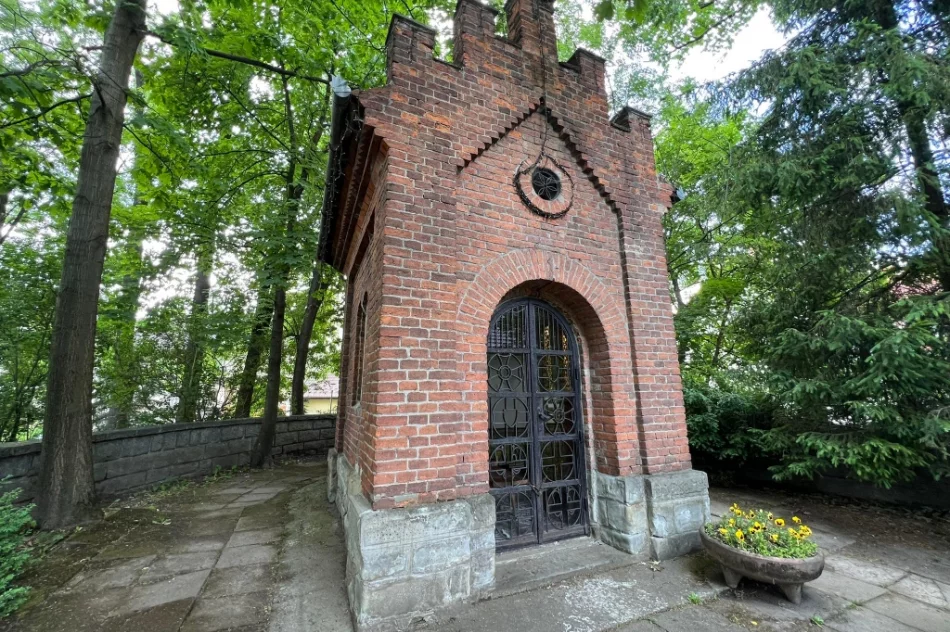 Zabytkowa ławka i rynna uszkodzona. Kamera... atrapą?  - zdjęcie 4