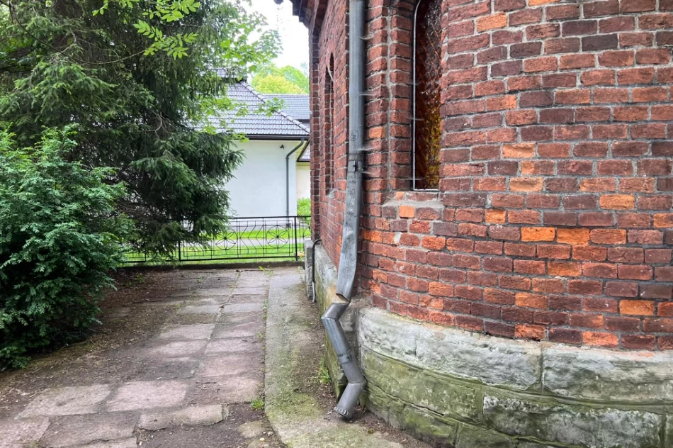 Zabytkowa ławka i rynna uszkodzona. Kamera... atrapą?  - zdjęcie 5