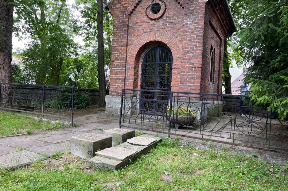 Zabytkowa ławka i rynna uszkodzona. Kamera... atrapą?  - zdjęcie 6