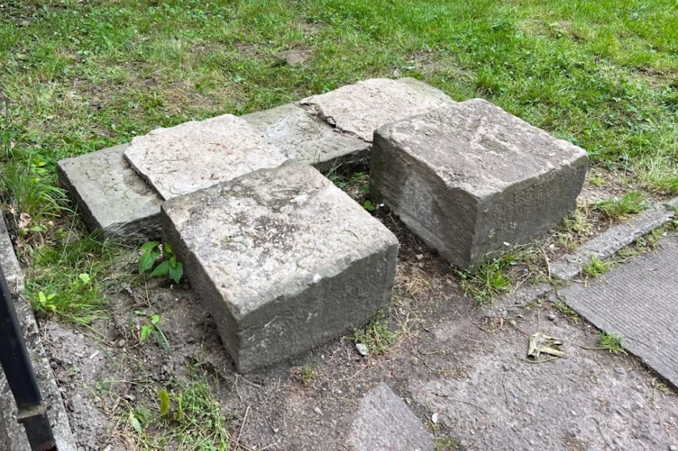 Zabytkowa ławka i rynna uszkodzona. Kamera... atrapą?  - zdjęcie 7