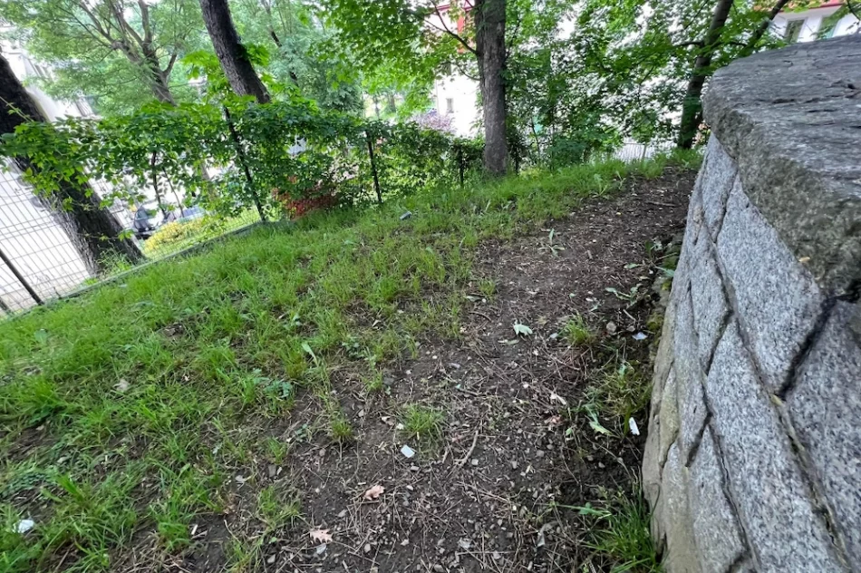 Zabytkowa ławka i rynna uszkodzona. Kamera... atrapą?  - zdjęcie 8