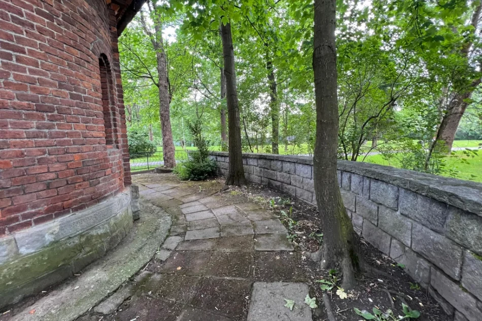 Zabytkowa ławka i rynna uszkodzona. Kamera... atrapą?  - zdjęcie 9