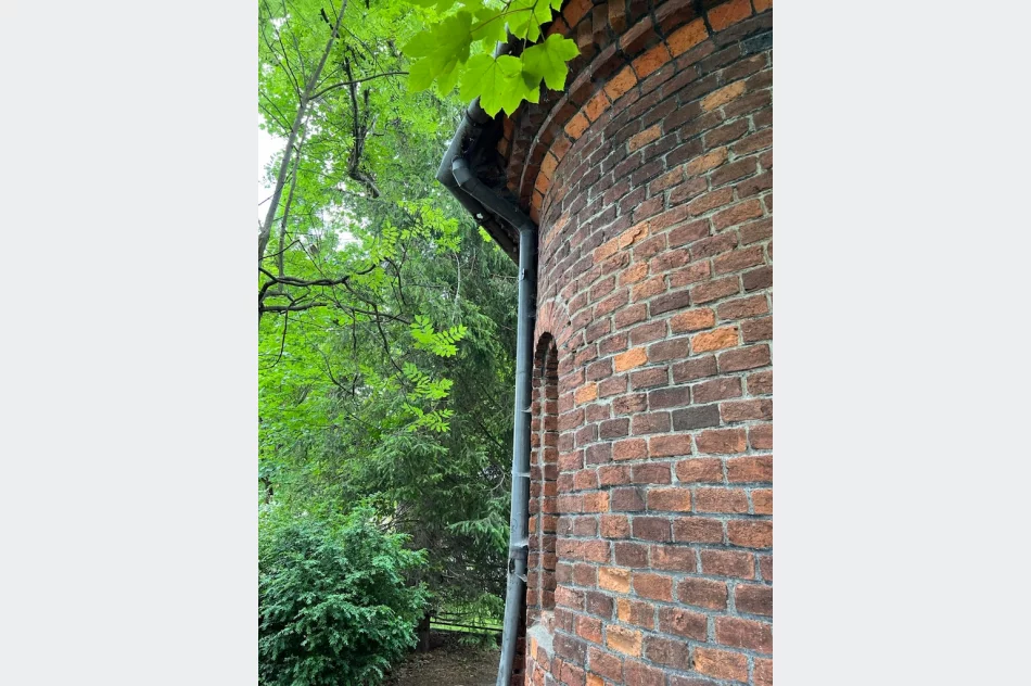 Zabytkowa ławka i rynna uszkodzona. Kamera... atrapą?  - zdjęcie 11