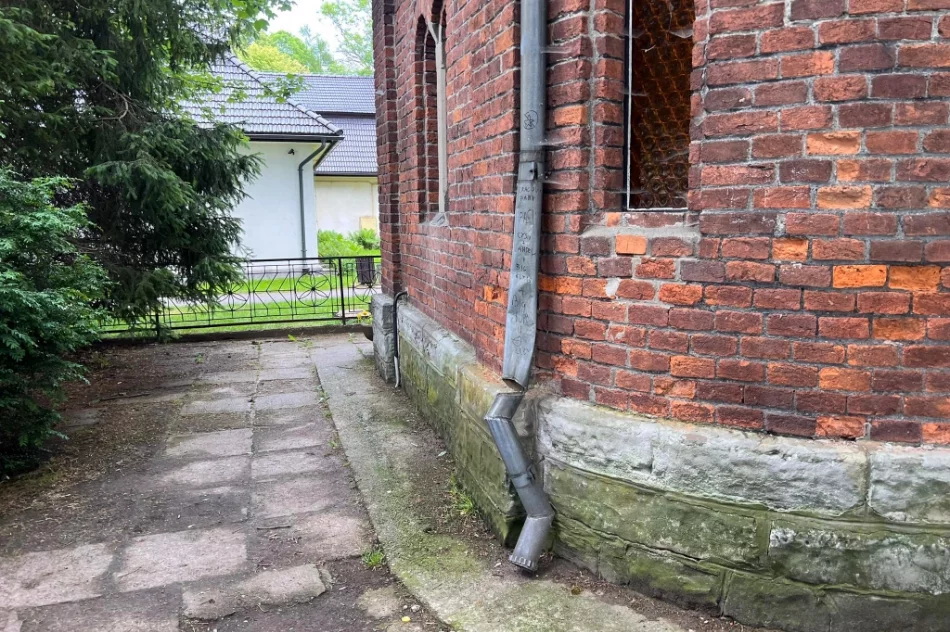 Zabytkowa ławka i rynna uszkodzona. Kamera... atrapą?  - zdjęcie 13