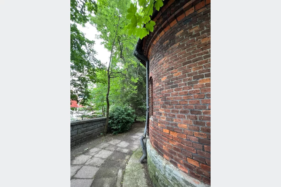 Zabytkowa ławka i rynna uszkodzona. Kamera... atrapą?  - zdjęcie 14