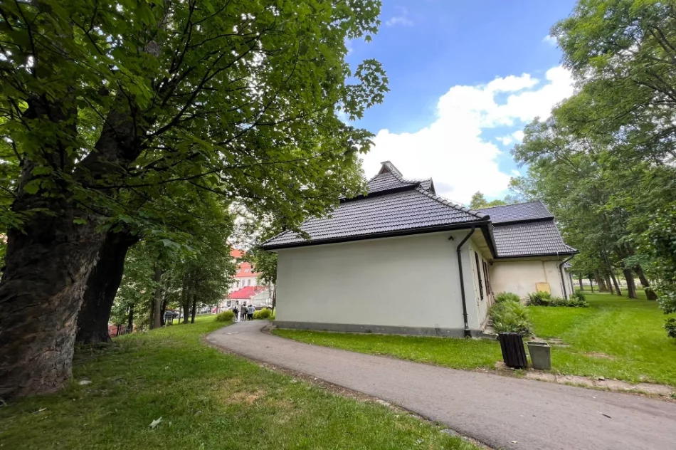 Zabytkowa ławka i rynna uszkodzona. Kamera... atrapą?  - zdjęcie 15