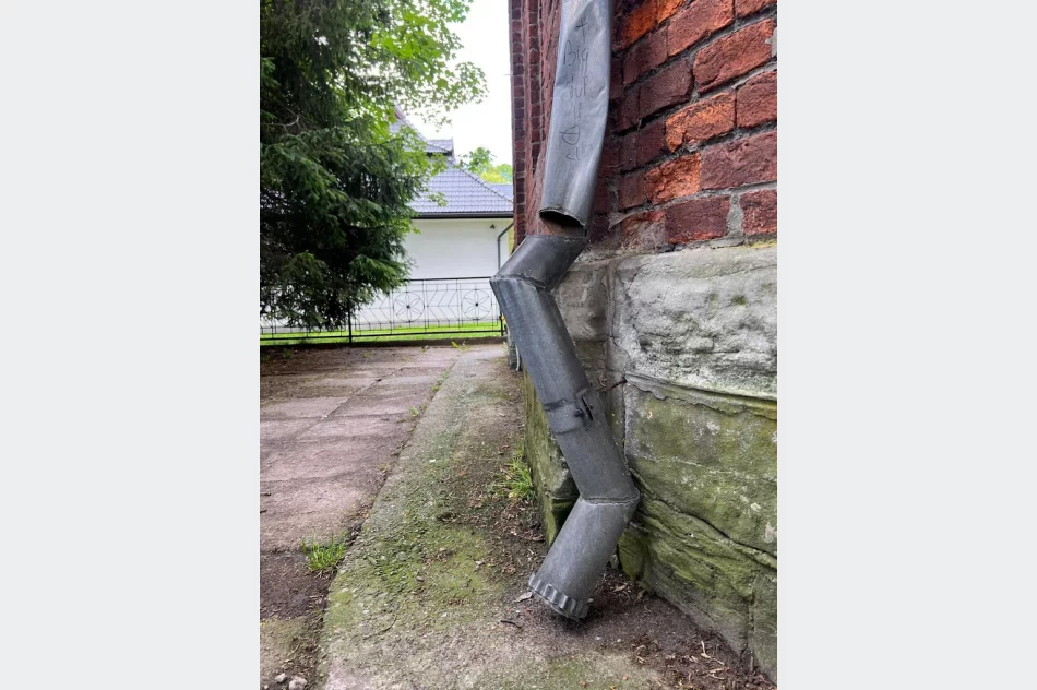 Zabytkowa ławka i rynna uszkodzona. Kamera... atrapą?  - zdjęcie 16