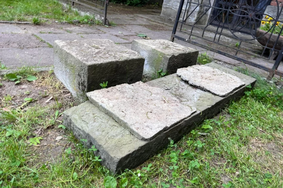 Zabytkowa ławka i rynna uszkodzona. Kamera... atrapą?  - zdjęcie 17