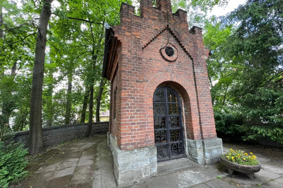 Zabytkowa ławka i rynna uszkodzona. Kamera... atrapą?  - zdjęcie 18