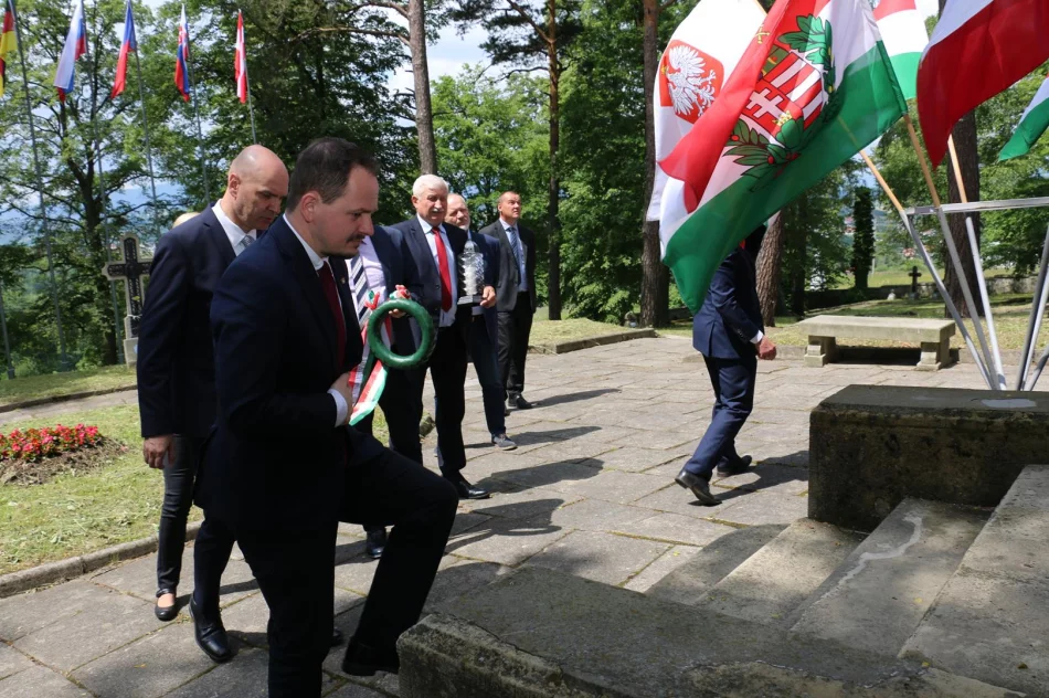 Wizyta delegacji z Instytutu i Muzeum Historii Wojskowości w Budapeszcie oraz Konsula Generalnego Węgier w Mieście Limanowa - zdjęcie 5