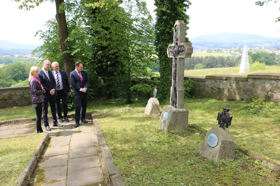 Wizyta delegacji z Instytutu i Muzeum Historii Wojskowości w Budapeszcie oraz Konsula Generalnego Węgier w Mieście Limanowa - zdjęcie 7