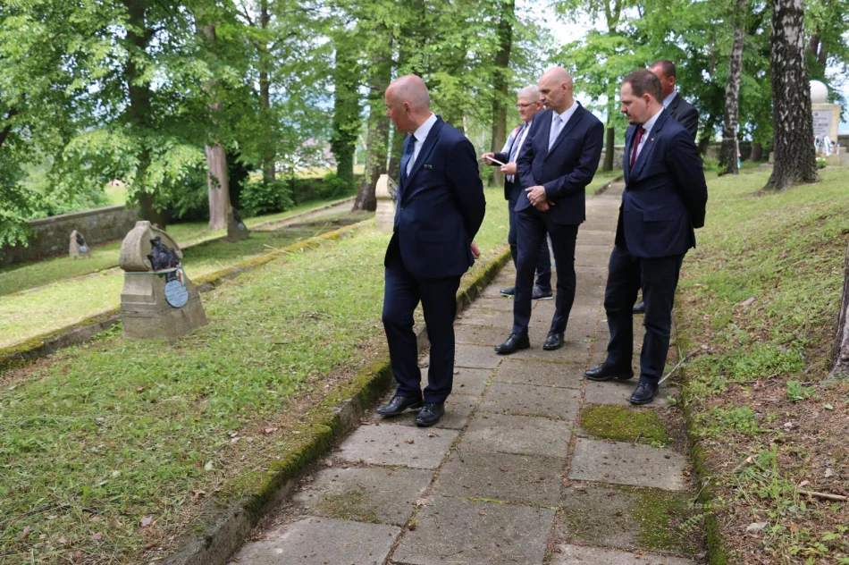 Wizyta delegacji z Instytutu i Muzeum Historii Wojskowości w Budapeszcie oraz Konsula Generalnego Węgier w Mieście Limanowa - zdjęcie 8