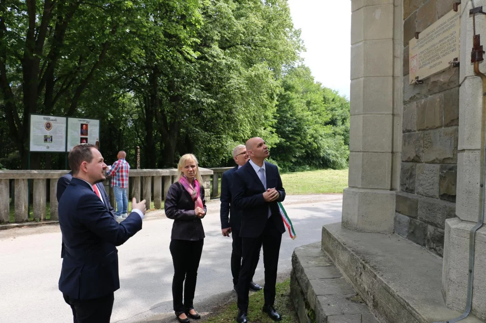 Wizyta delegacji z Instytutu i Muzeum Historii Wojskowości w Budapeszcie oraz Konsula Generalnego Węgier w Mieście Limanowa - zdjęcie 13