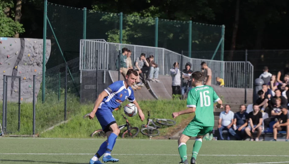 Sokół gromi w derbach. Hat-trick Artura Matrasa. Kolejny krok w stronę IV ligi. - zdjęcie 1