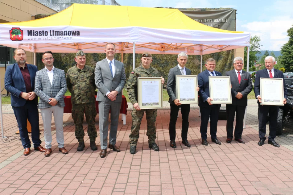 Uroczyście podpisano umowę i akt erekcyjny dot. budowy Kompleksu Wojskowego w Mieście Limanowa - zdjęcie 2