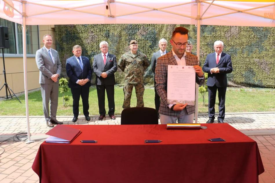 Uroczyście podpisano umowę i akt erekcyjny dot. budowy Kompleksu Wojskowego w Mieście Limanowa - zdjęcie 3