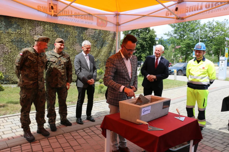Uroczyście podpisano umowę i akt erekcyjny dot. budowy Kompleksu Wojskowego w Mieście Limanowa - zdjęcie 4