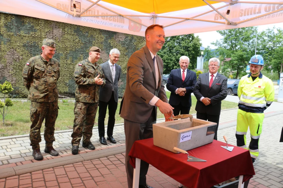 Uroczyście podpisano umowę i akt erekcyjny dot. budowy Kompleksu Wojskowego w Mieście Limanowa - zdjęcie 5