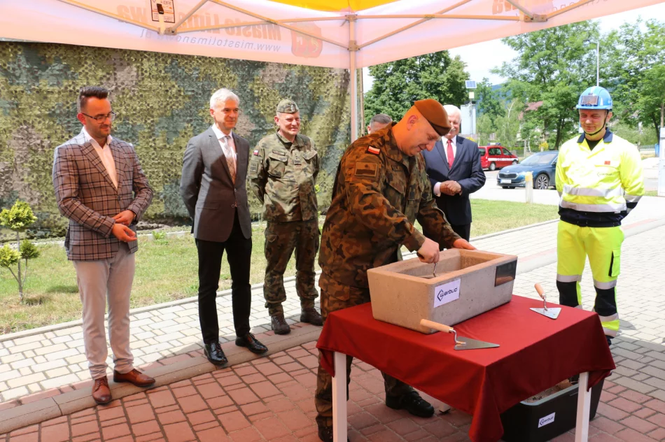 Uroczyście podpisano umowę i akt erekcyjny dot. budowy Kompleksu Wojskowego w Mieście Limanowa - zdjęcie 6