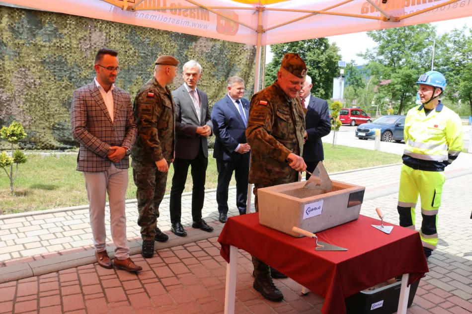 Uroczyście podpisano umowę i akt erekcyjny dot. budowy Kompleksu Wojskowego w Mieście Limanowa - zdjęcie 7