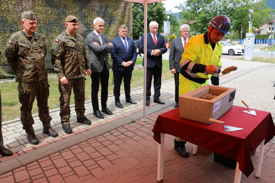 Uroczyście podpisano umowę i akt erekcyjny dot. budowy Kompleksu Wojskowego w Mieście Limanowa - zdjęcie 8