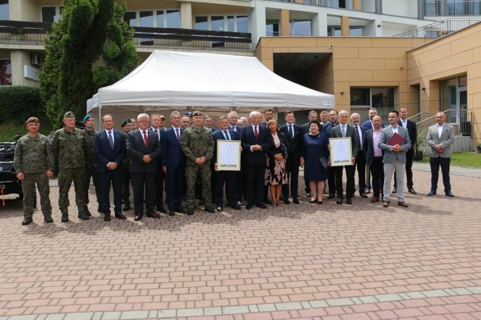 Uroczyście podpisano umowę i akt erekcyjny dot. budowy Kompleksu Wojskowego w Mieście Limanowa - zdjęcie 9