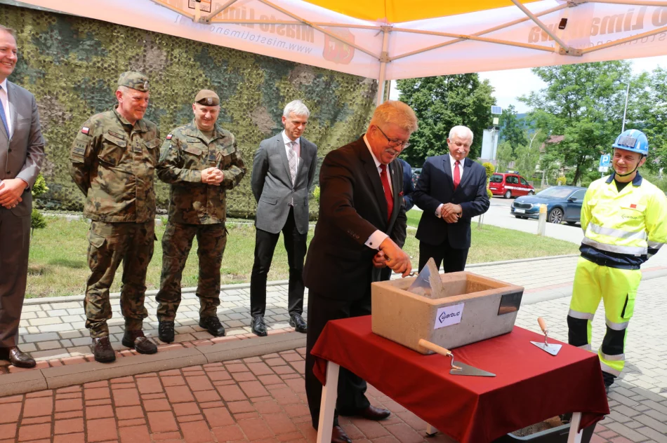 Uroczyście podpisano umowę i akt erekcyjny dot. budowy Kompleksu Wojskowego w Mieście Limanowa - zdjęcie 10