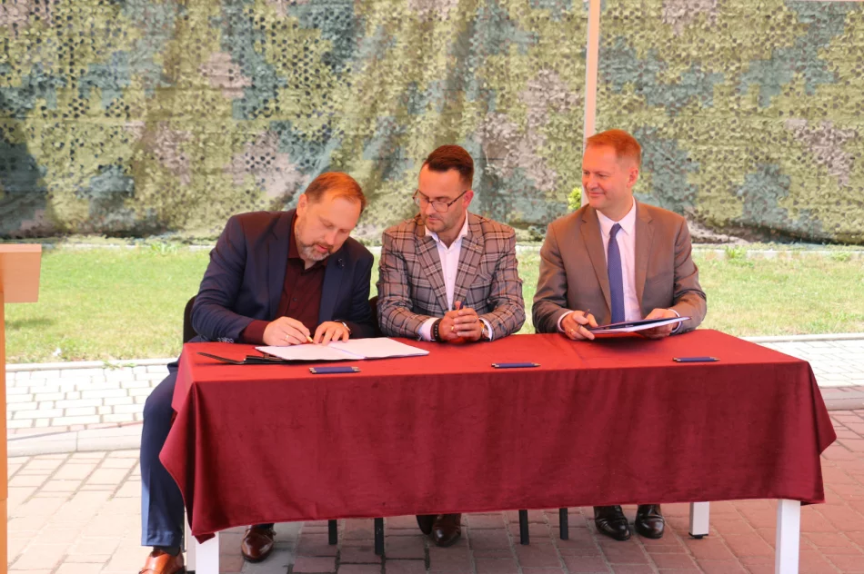 Uroczyście podpisano umowę i akt erekcyjny dot. budowy Kompleksu Wojskowego w Mieście Limanowa - zdjęcie 11