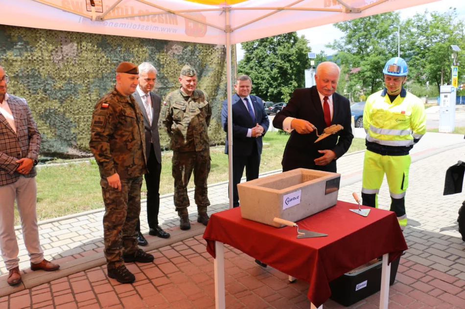 Uroczyście podpisano umowę i akt erekcyjny dot. budowy Kompleksu Wojskowego w Mieście Limanowa - zdjęcie 12