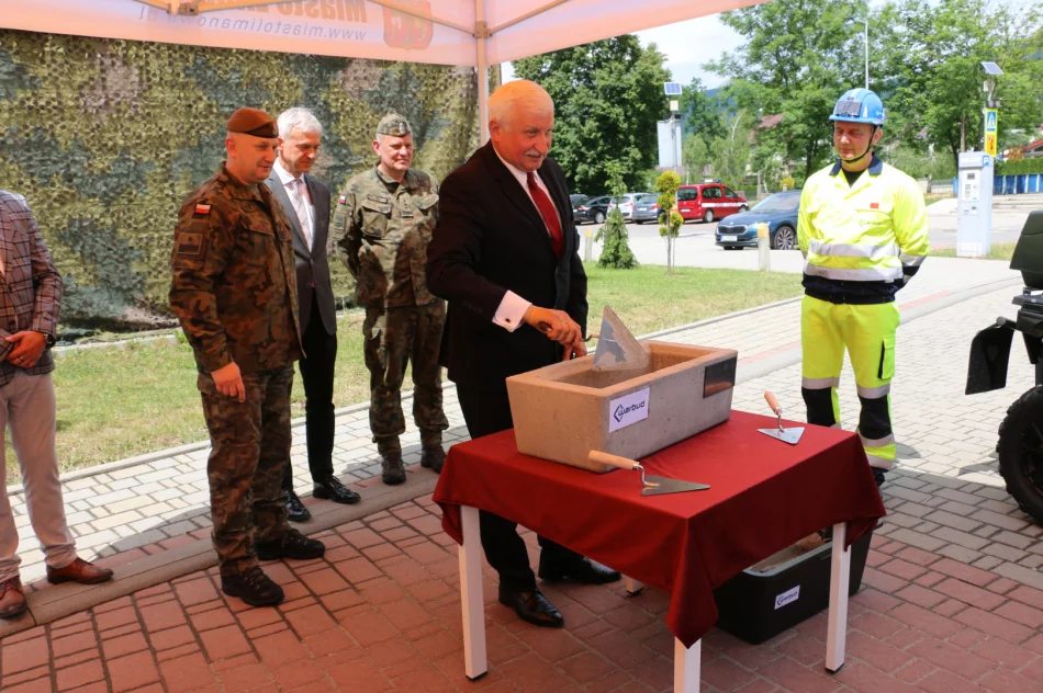 Uroczyście podpisano umowę i akt erekcyjny dot. budowy Kompleksu Wojskowego w Mieście Limanowa - zdjęcie 13