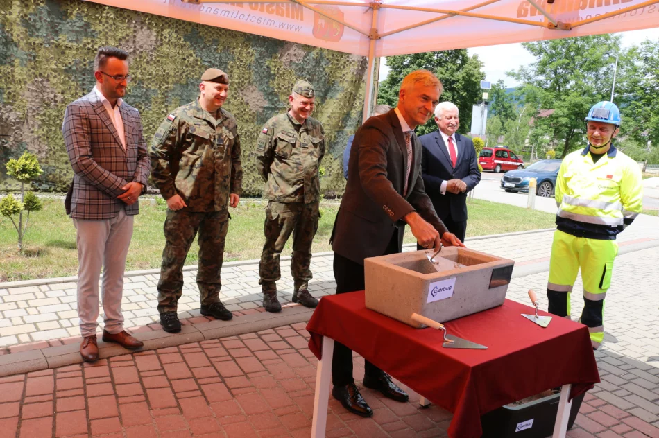 Uroczyście podpisano umowę i akt erekcyjny dot. budowy Kompleksu Wojskowego w Mieście Limanowa - zdjęcie 14