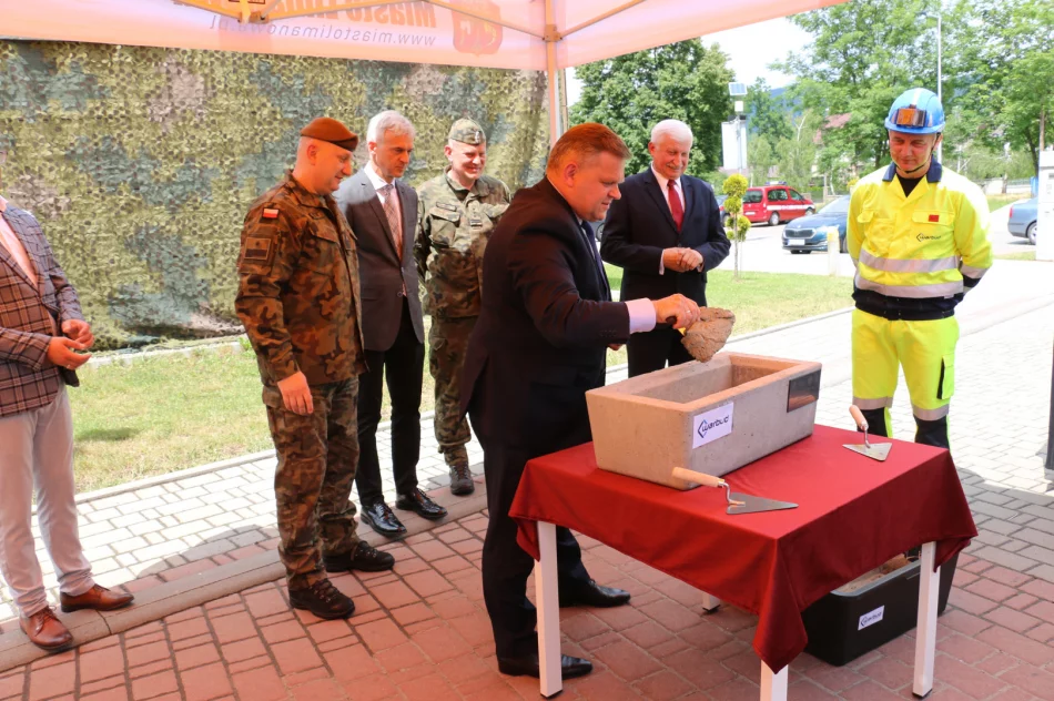 Uroczyście podpisano umowę i akt erekcyjny dot. budowy Kompleksu Wojskowego w Mieście Limanowa - zdjęcie 15