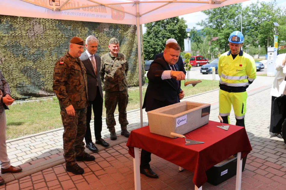 Uroczyście podpisano umowę i akt erekcyjny dot. budowy Kompleksu Wojskowego w Mieście Limanowa - zdjęcie 16