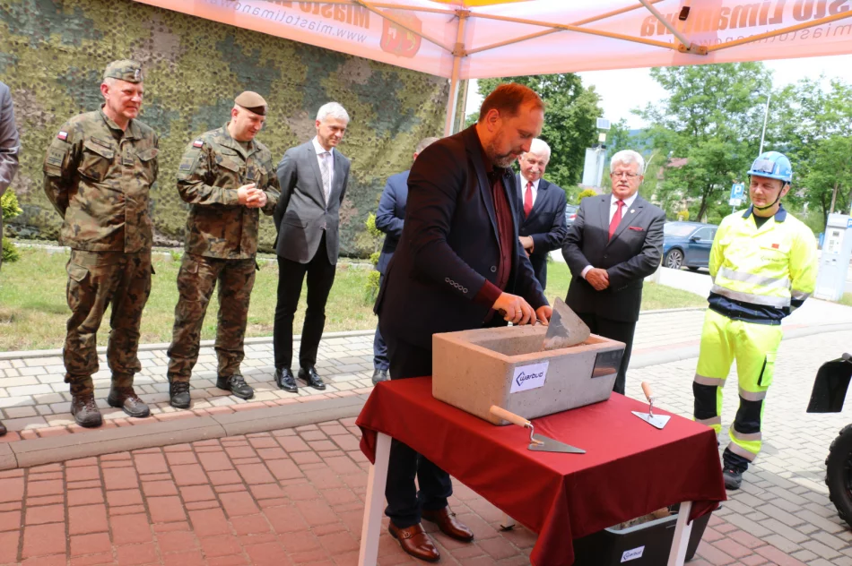 Uroczyście podpisano umowę i akt erekcyjny dot. budowy Kompleksu Wojskowego w Mieście Limanowa - zdjęcie 17