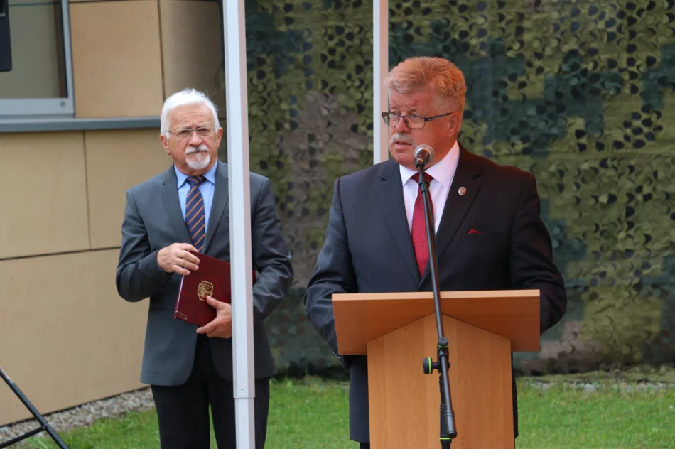 Uroczyście podpisano umowę i akt erekcyjny dot. budowy Kompleksu Wojskowego w Mieście Limanowa - zdjęcie 18