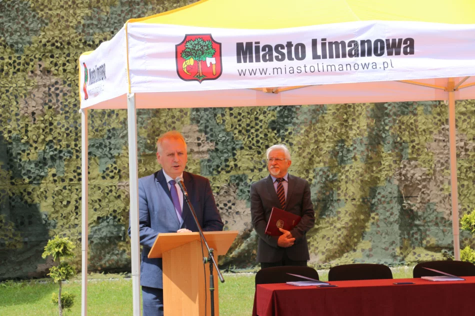 Uroczyście podpisano umowę i akt erekcyjny dot. budowy Kompleksu Wojskowego w Mieście Limanowa - zdjęcie 19