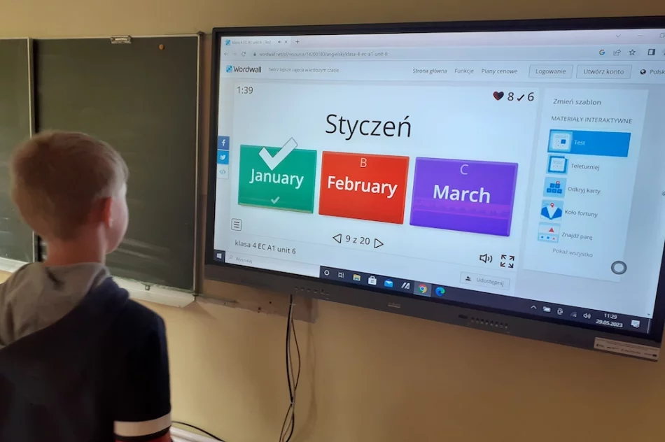 Interaktywne monitory zainstalowano w szkołach - zdjęcie 4