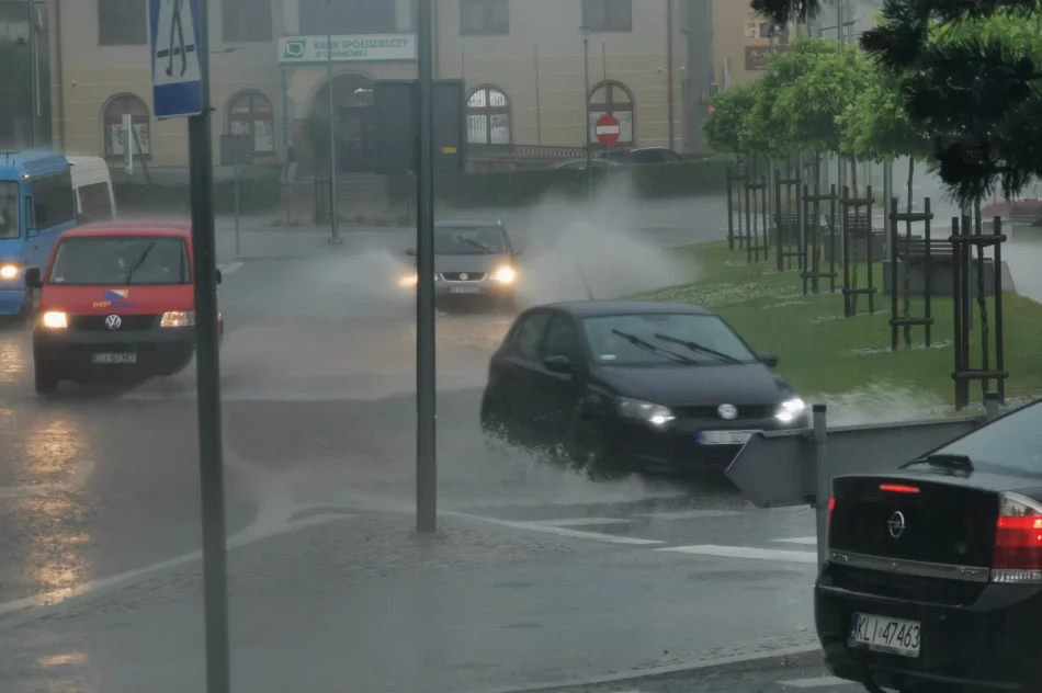 Intensywne opady i... zalany rynek - zdjęcie 2