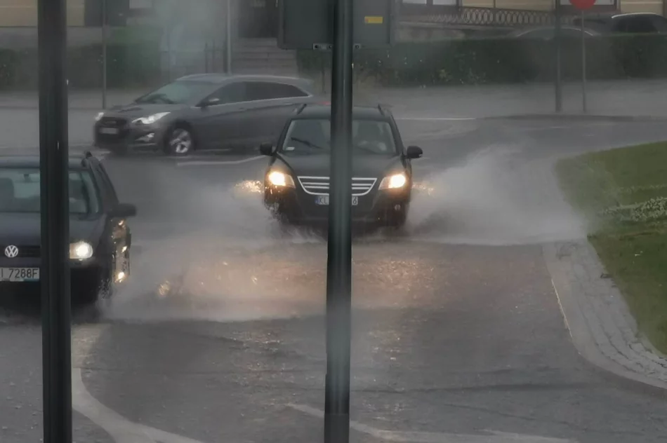 Intensywne opady i... zalany rynek - zdjęcie 3